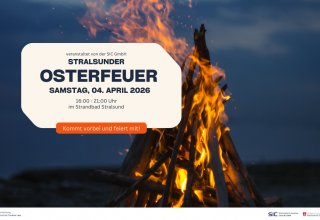 Eine stimmungsvolle Abendaufnahme eines Osterfeuers am Strand. Die Flammen sorgen f&uuml;r eine warme Atmosph&auml;re, w&auml;hrend Besucherinnen und Besucher gemeinsam einen gem&uuml;tlichen Fr&uuml;hlingsabend am Wasser genie&szlig;en., &copy; SIC Stralsunder Innovation Consult