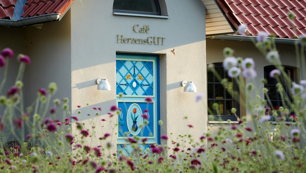 Café HerzensGUT - das zauberhafte Häuschen mit der blauen Tür., © Thomas Mandt Café HerzensGUT - das zauberhafte Häuschen mit der blauen Tür., © Thomas Mandt