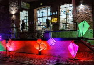 Lichtinstallationen an der Alten Molkerei Klütz // © Janos Freuschle Lichtinstallationen an der Alten Molkerei Klütz // © Janos Freuschle