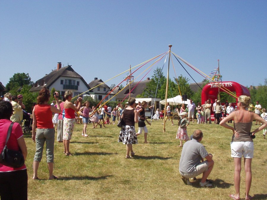 Kinderfest &ndash; traditioneller B&auml;ndertanz, &copy; Kurverwaltung Ahrenshoop &middot; Foto Roland V&ouml;lcker
