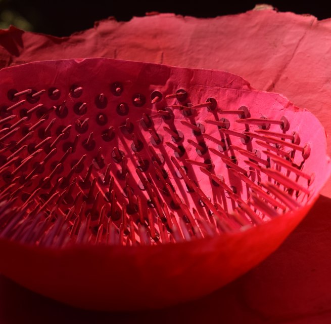 2022 I Papierschalen, Reißzwecken, Nägeln, Drahtstifte, etc. I Größen von ca. 14 x 14 cm, Höhe 5 cm bis ca. 30 x 30 cm, Höhe 10 cm, © Renate U. Schürmeyer