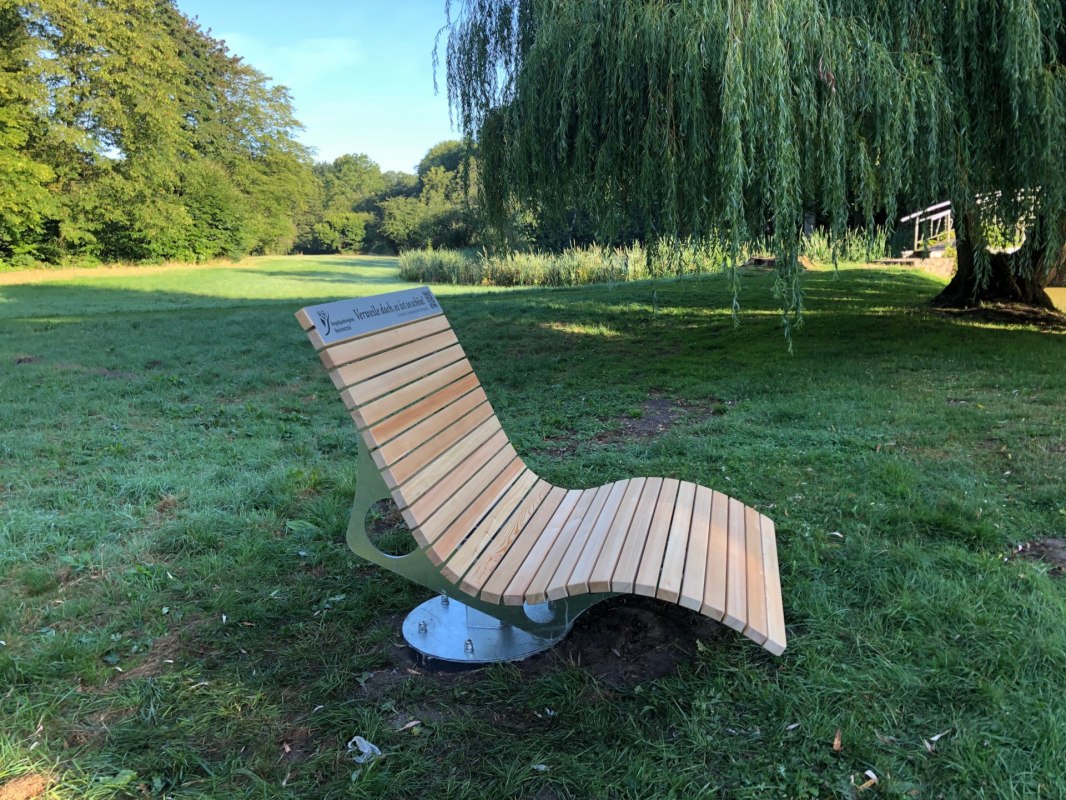 Wohlf&uuml;hlliege im Schlosspark Semlow // &copy; Andreas Dietzel