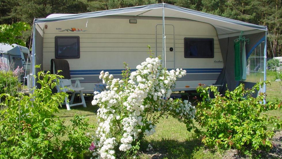 Komfortstellplatz mit Strom- und Wasseranschluss // &copy; Natur Camping Usedom