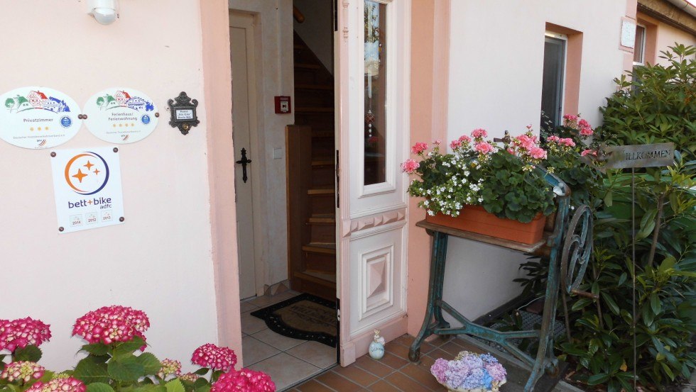 Herein spaziert in die Pension Villa Erika // &copy; Sonja Bade