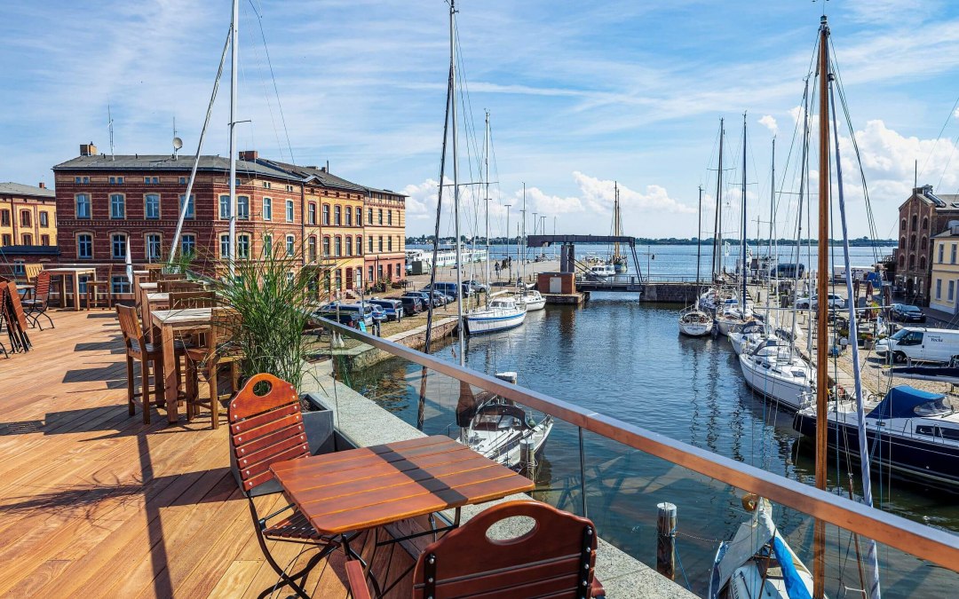 Hafenterrasse in der Hansestadt Stralsund // © MV-T/Tiemann Hafenterrasse in der Hansestadt Stralsund // © MV-T/Tiemann