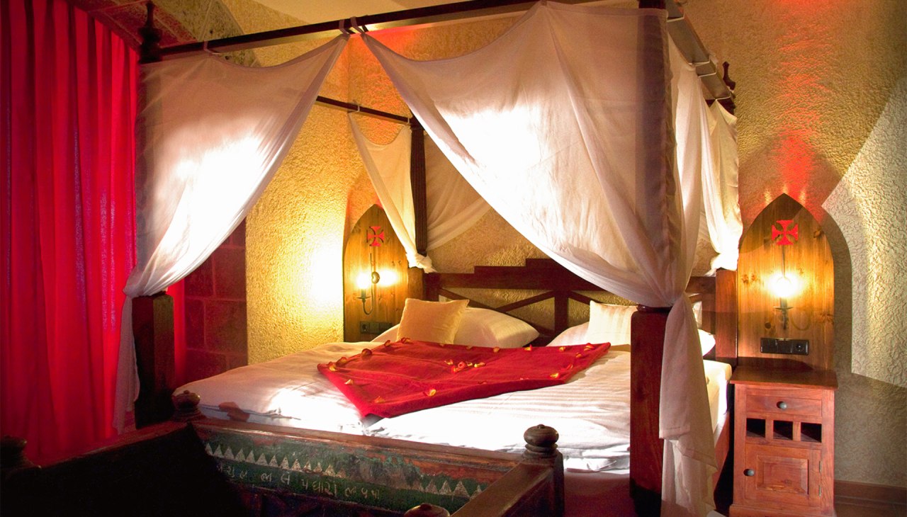 “Kastell Gemach Mittelalter-Himmelbett”(DZ für max. 2 Personen, keine Kinder)Mittelalter Stil:Prunkvolles Himmelbett. Ambiente-Licht. Erker mit Sesseln/Sofa.32? / 81cm LED-TV mit Radio.Du & WC. Kosmetikspiegel & Haartrockner.Überwiegend mit Schreibtisch.25 – 30 m² im Hochparterre und 1. Etage im Haus Kastell., © BinzHotel.de/Eigentümer/WAECHTER “Kastell Gemach Mittelalter-Himmelbett”(DZ für max. 2 Personen, keine Kinder)Mittelalter Stil:Prunkvolles Himmelbett. Ambiente-Licht. Erker mit Sesseln/Sofa.32? / 81cm LED-TV mit Radio.Du & WC. Kosmetikspiegel & Haartrockner.Überwiegend mit Schreibtisch.25 – 30 m² im Hochparterre und 1. Etage im Haus Kastell., © BinzHotel.de/Eigentümer/WAECHTER