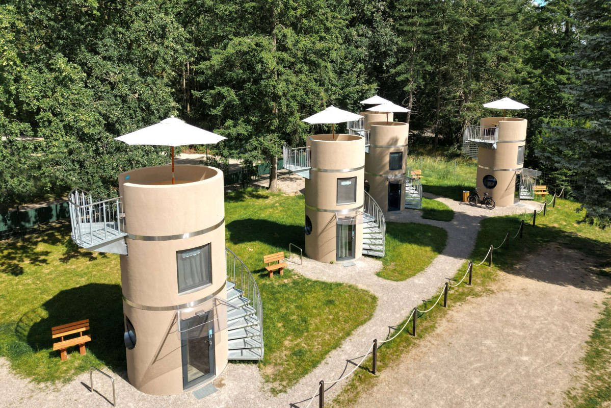 Das slube Hotel in Krakow am See mit seinen Schlaftürmen // © slube Das slube Hotel in Krakow am See mit seinen Schlaftürmen // © slube