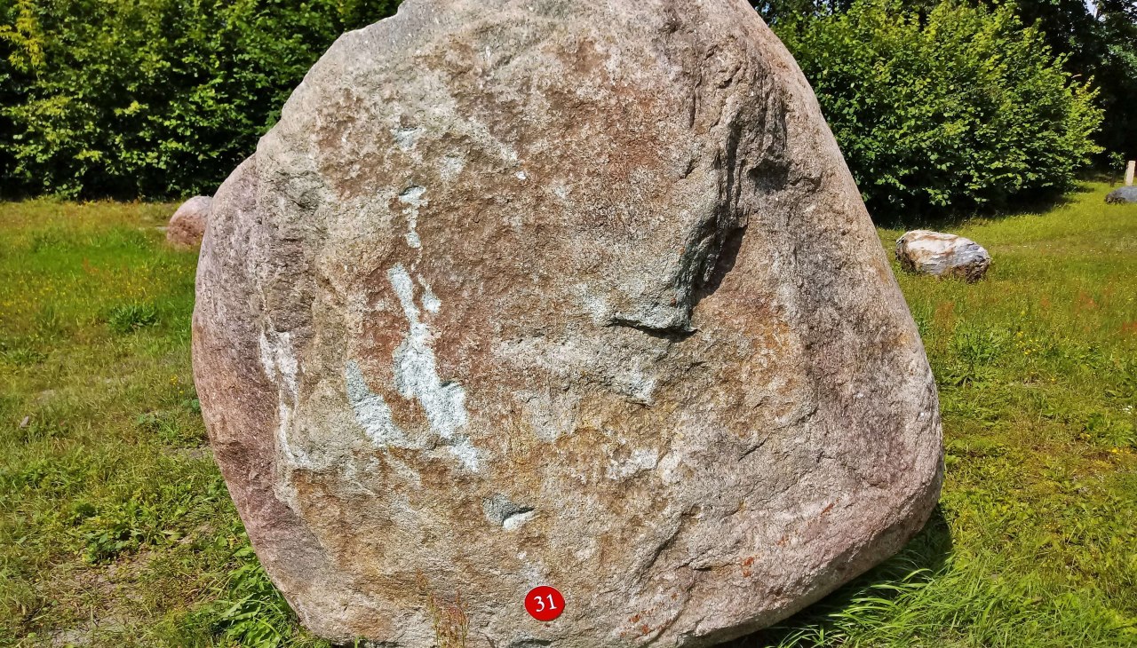 Der 18 Tonnen schwere Granitfindling ist das Massezentrum des Findlingsgartens., © Wolfgang Mamat Der 18 Tonnen schwere Granitfindling ist das Massezentrum des Findlingsgartens., © Wolfgang Mamat