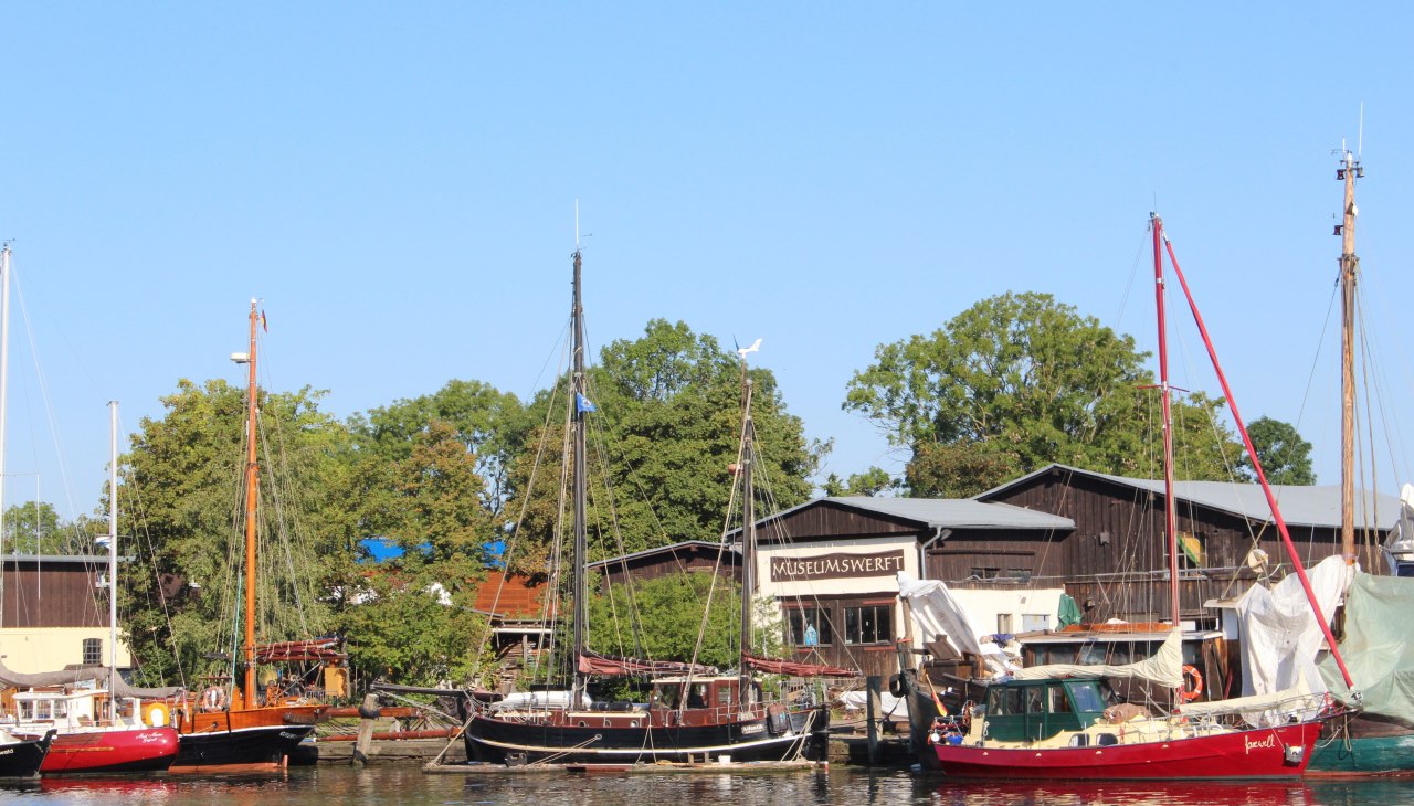 Caravanstellplatz mit Blick auf den Museumshafen, &copy; Petra Fasten