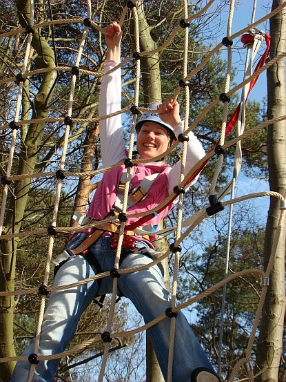 Eine Station im Seilgarten: Das Kletternetz // © Angelika Häusler, Seilgarten Prora KG Eine Station im Seilgarten: Das Kletternetz // © Angelika Häusler, Seilgarten Prora KG