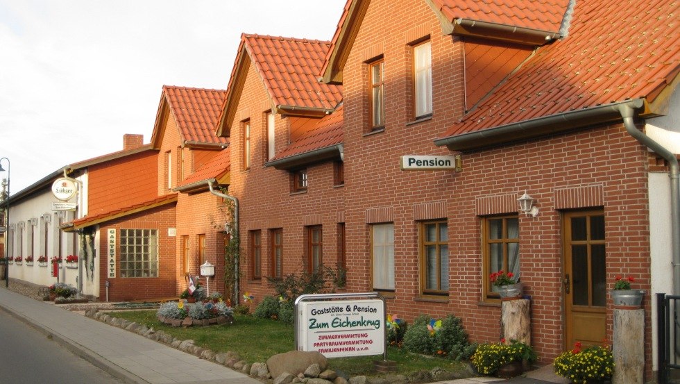 Het restaurant en pension "Zum Eichenkrug" in Doms&uuml;hl wacht op uw bezoek met grote gastvrijheid., &copy; Gastst&auml;tte und Pension "Zum Eichenkrug" / Schulz