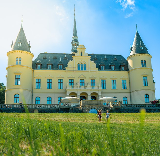 Das Schlosshotel im Herzen der Insel R&uuml;gen mit 65 individuellen Zimmern, Restaurant mit Terrasse, Bar und Wellness-Bereich mit Sauna sowie Innenpool. Erleben Sie einzigartige Architektur kombiniert mit exquisiter K&uuml;che und herausragendem Service. // &copy; MV-T/Tiemann