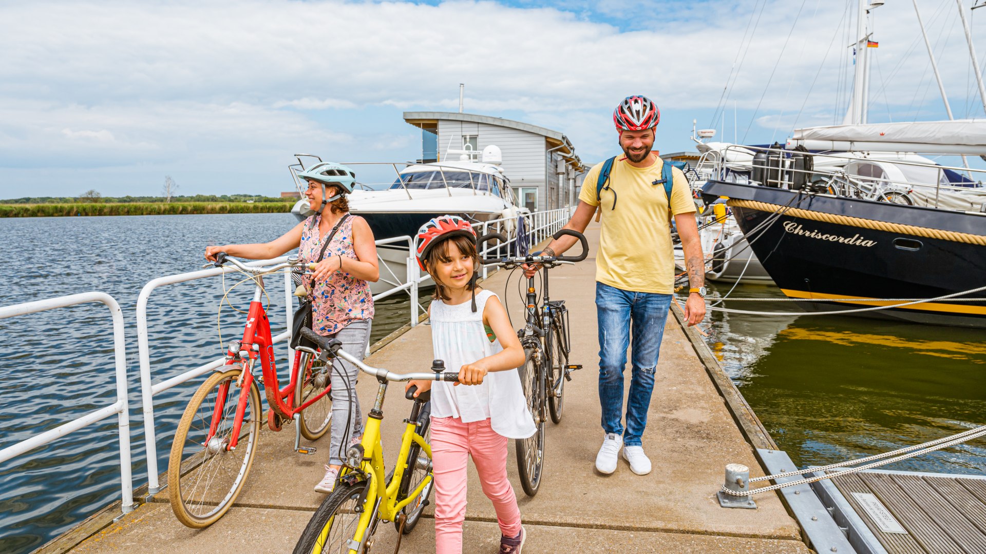 Katharina, Philipp en Maja duwen hun fietsen het vasteland op. // &copy; MV-T/Tiemann