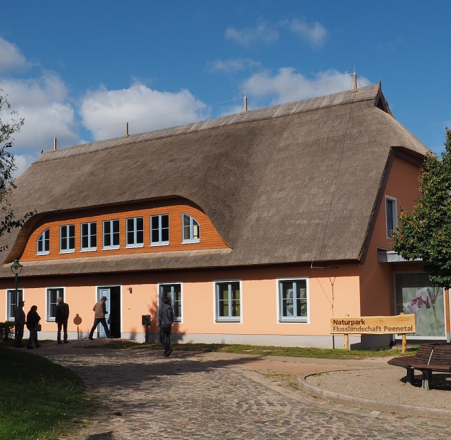 Buitenaanzicht van het bezoekersinformatiecentrum van het Natuurpark rivierlandschap Peenedal // &copy; Harald Karl