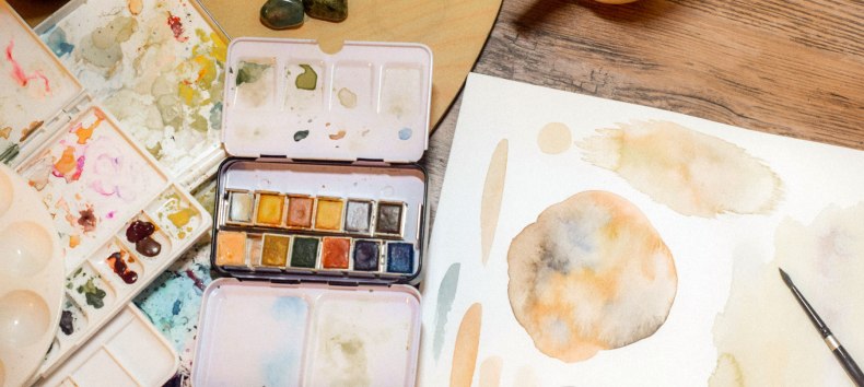 Symbolfoto | Malen mit Aquarellfarben im Pavillon // &copy; Foto von Sarah Brown auf Unsplash