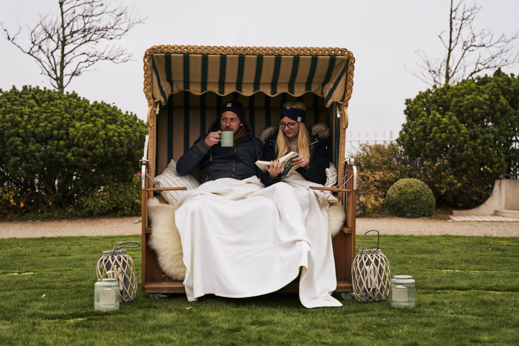 paar-im-strandkorb-fell-garten-kerzen-frontal-ostseehotel-kuehlungsborn, © Arne Nagel paar-im-strandkorb-fell-garten-kerzen-frontal-ostseehotel-kuehlungsborn, © Arne Nagel