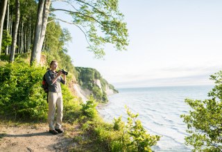 In harmonie met de natuur: een ontdekkingsreis over het hoge oeverpad in het majestueuze Nationaal Park Jasmund, omringd door de imposante krijtrotsen., &copy; TMV/Roth