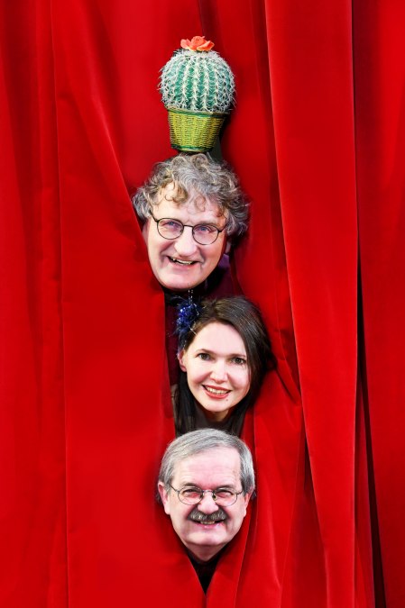 Die Kaktusbl&uuml;te - Blick aus dem Vorhang, &copy; Doof sein ist sch&ouml;n