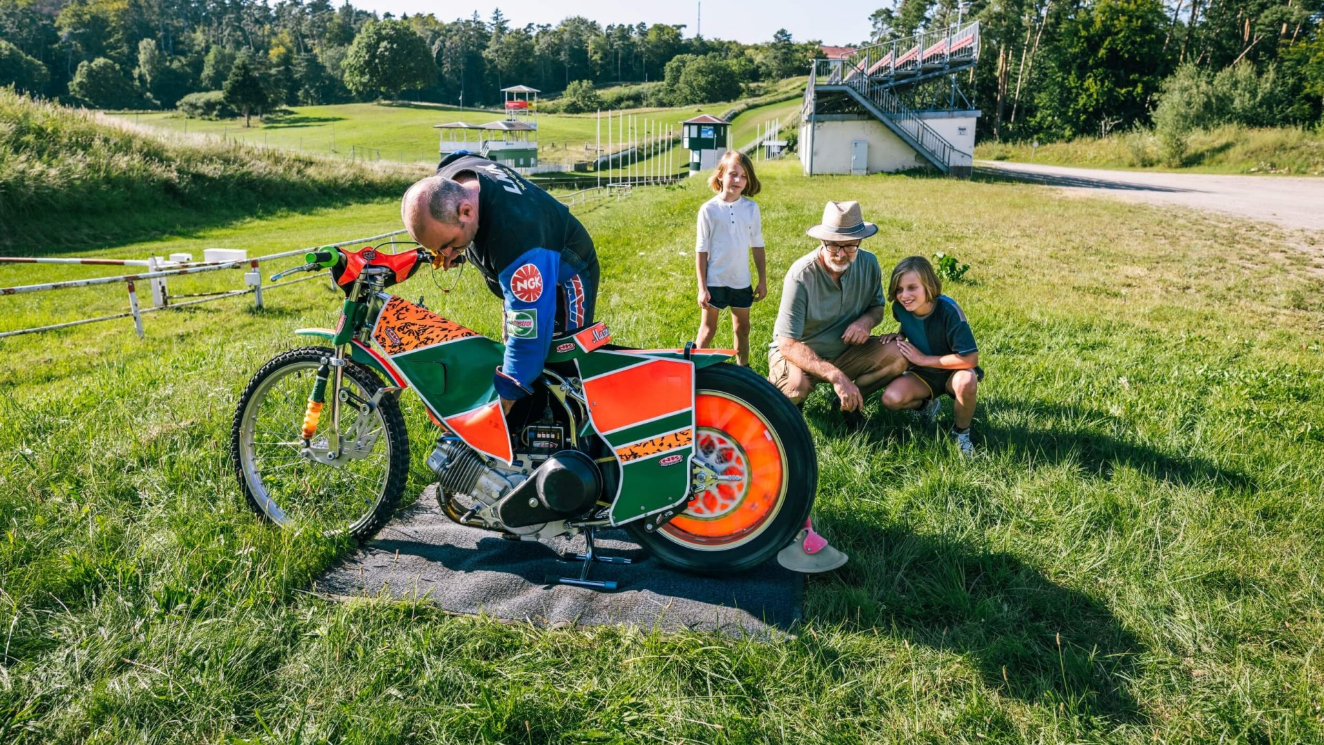 Auf der Bergringbahn Teterow mit passendem Motorrad. // Zwar kein klassisches Fahrrad, aber höchst interessant - Familienausflug zur Naturgrasbahn „Bergring“ von Teterow // © MV-T/Tiemann Auf der Bergringbahn Teterow mit passendem Motorrad.