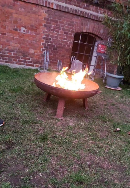 Gemütliches, kleines Lagerfeuer im Vorgarten. // © Andrea Kirchstein Gemütliches, kleines Lagerfeuer im Vorgarten. // © Andrea Kirchstein
