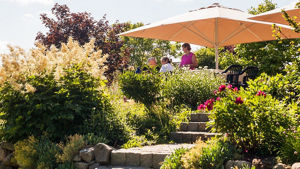 G&auml;ste beim Fr&uuml;hst&uuml;ck auf der sonnigen Terrasse am Haus // &copy; Gutshaus Barkow