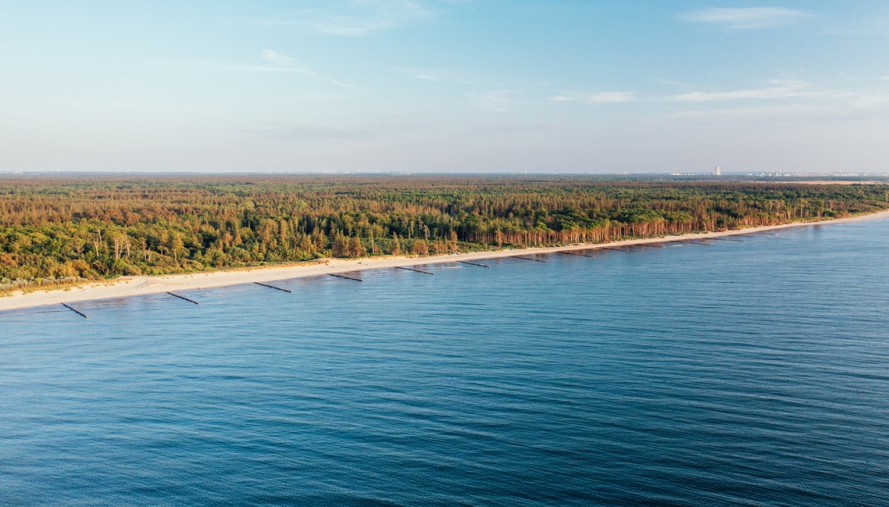 Luftbild auf den Strand von Rostock-Torfbrücke in der Rostocker Heide, © TMV/Gänsicke