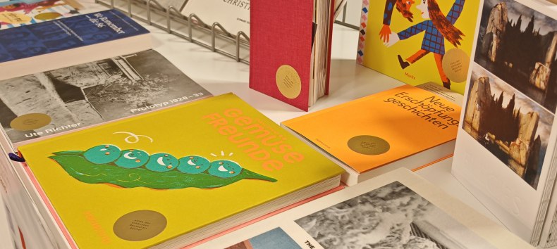 mehrere B&uuml;cher ausgestellt auf einer wei&szlig;en Ablage // &copy; Stadtbibliothek Stralsund