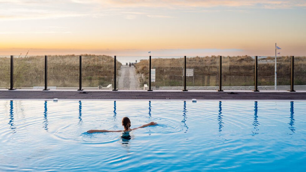 Au&szlig;enpool mit Meerblick // &copy; DSR Hotel Holding GmbH