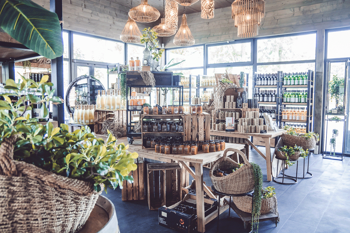 Nicht nur der attraktive Verkaufsraum, sondern auch das angrenzende Bistro & Caf&eacute; laden zum St&ouml;bern und Verweilen ein. // &copy; Inselm&uuml;hle Usedom GmbH