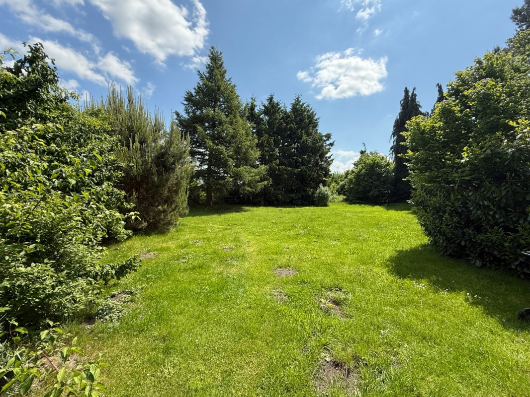 Grote binnenplaats met groene ruimte // &copy; &copy; 2026 WBS Immobilienservice GmbH