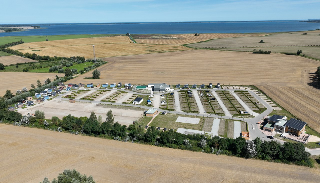 Das Prima Camping Resort Boddenblick aus der Luft am Bodden, © Prima Camping Resort Boddenblick Das Prima Camping Resort Boddenblick aus der Luft am Bodden, © Prima Camping Resort Boddenblick