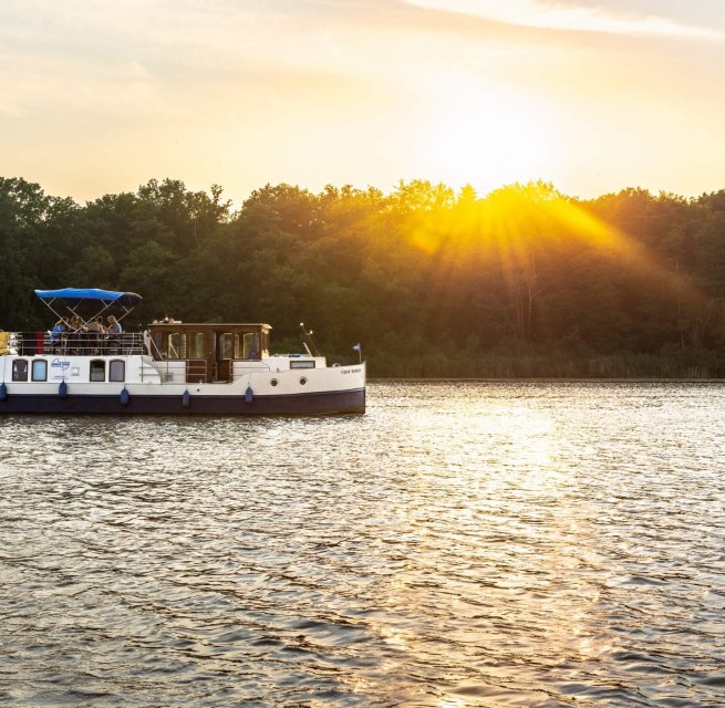 De vrienden glijden vrolijk de zonsondergang van Mecklenburg tegemoet // &copy; MV-T/Tiemann