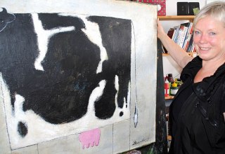 Marianne Kindt zeigt "Schwarzbunte Kuh", Acryl auf Leinwand // © Marianne Kindt Marianne Kindt zeigt "Schwarzbunte Kuh", Acryl auf Leinwand // © Marianne Kindt
