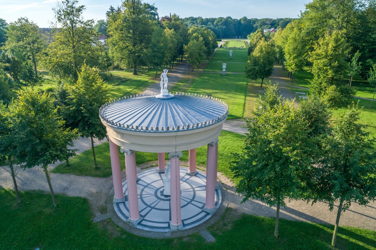 Schlossgarten Neustrelitz mit Hebetempel von oben // © SSGK MV / Funkhaus Creative Schlossgarten Neustrelitz mit Hebetempel von oben // © SSGK MV / Funkhaus Creative