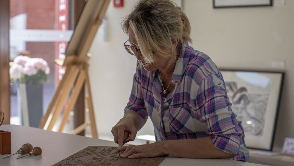 Ivette Lesser beim Herstellen eines Linoldrucks, © Martin Schröder
