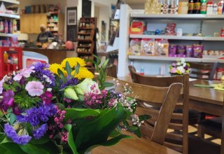 Een gezellig koffiehoekje nodigt uit tot een praatje in de dorpswinkel. // &copy; TVMSN