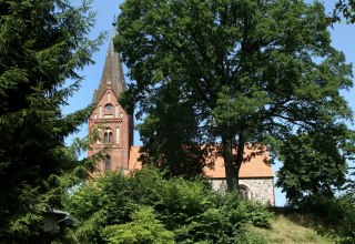 Au&szlig;enansicht der Kirche // &copy; Sabrina Wittkopf-Schade