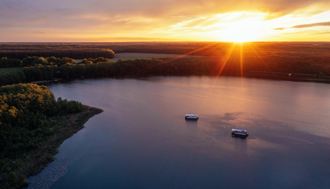 Über allen Wipfeln ist Ruh‘. Und auch die Hausboote tuckern nahezu lautlos über den stillen See, © TMV/Gänsicke Über allen Wipfeln ist Ruh‘. Und auch die Hausboote tuckern nahezu lautlos über den stillen See, © TMV/Gänsicke