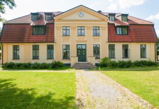 Das Gutshaus in Frontalansicht // © Frank Burger Das Gutshaus in Frontalansicht // © Frank Burger