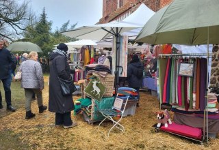 Begleitet wird der Markt von einem vielfältigen Kulturprogramm Freuen Sie sich auf Auftritte des Gospelchores „The Ciscoes“, der Alphorngruppe „Meck Alphorn“, den Posaunenchor Döbbersen-Lassahn, Musiker der Musikschule Fröhlich und den Akkordeonspieler Max Nadzeika. Für Kinder gibt es ein spannendes Angebot mit Karussellfahrten, Ponyreiten, einer Strohhüpfburg und kreativen Bastelstationen. Und natürlich schaut auch der Weihnachtsmann vorbei, um die kleinen Gäste zu überraschen., © Niehus / Stadt Zarrentin