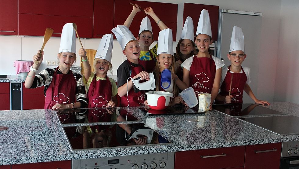 In der sch&ouml;nen Mit-mach-K&uuml;che k&ouml;nnen Gruppen kochen und dabei auch vieles ausprobieren - Danach am festlich gedecktem Tisch mit Herrn Knigge speisen // &copy; ASB Freizeithaus " Sausewind"/Frau Kotsch