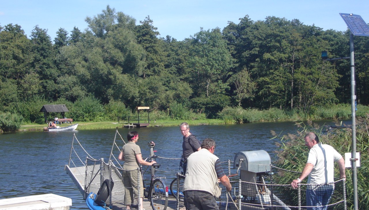 Vroeger met een slinger - nu met een motor - de passagiers- en fietsveerboot in Stolpe, © Tourismusverband Vorpommern e.V. Vroeger met een slinger - nu met een motor - de passagiers- en fietsveerboot in Stolpe, © Tourismusverband Vorpommern e.V.