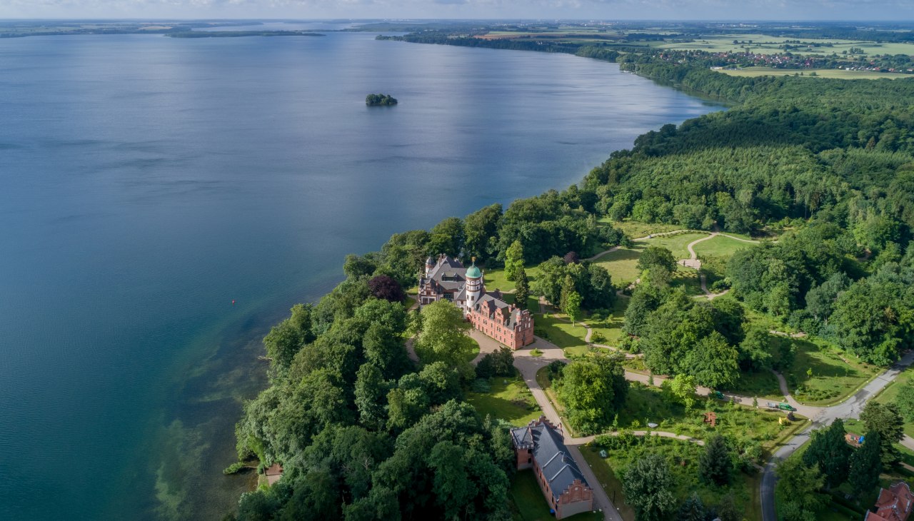 Kasteel Wiligrad op een droomlocatie aan het meer van Schwerin, © SSGK MV / Funkhaus Creative Kasteel Wiligrad op een droomlocatie aan het meer van Schwerin, © SSGK MV / Funkhaus Creative