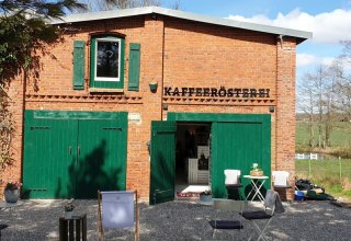 Eingang Hofladen und Kaffeer&ouml;sterei // &copy; Nadin Rokitta