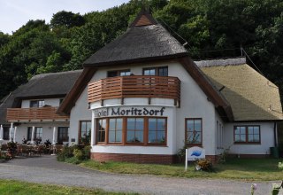Idyllisch in Wassernähe liegt das Hotel Moritzdorf // © MV-T Idyllisch in Wassernähe liegt das Hotel Moritzdorf // © MV-T