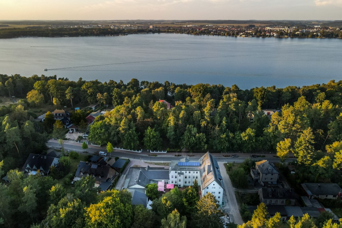 Seehotel Ecktannen mit Blick auf die Müritz // © Seehotel Ecktannen Seehotel Ecktannen mit Blick auf die Müritz // © Seehotel Ecktannen