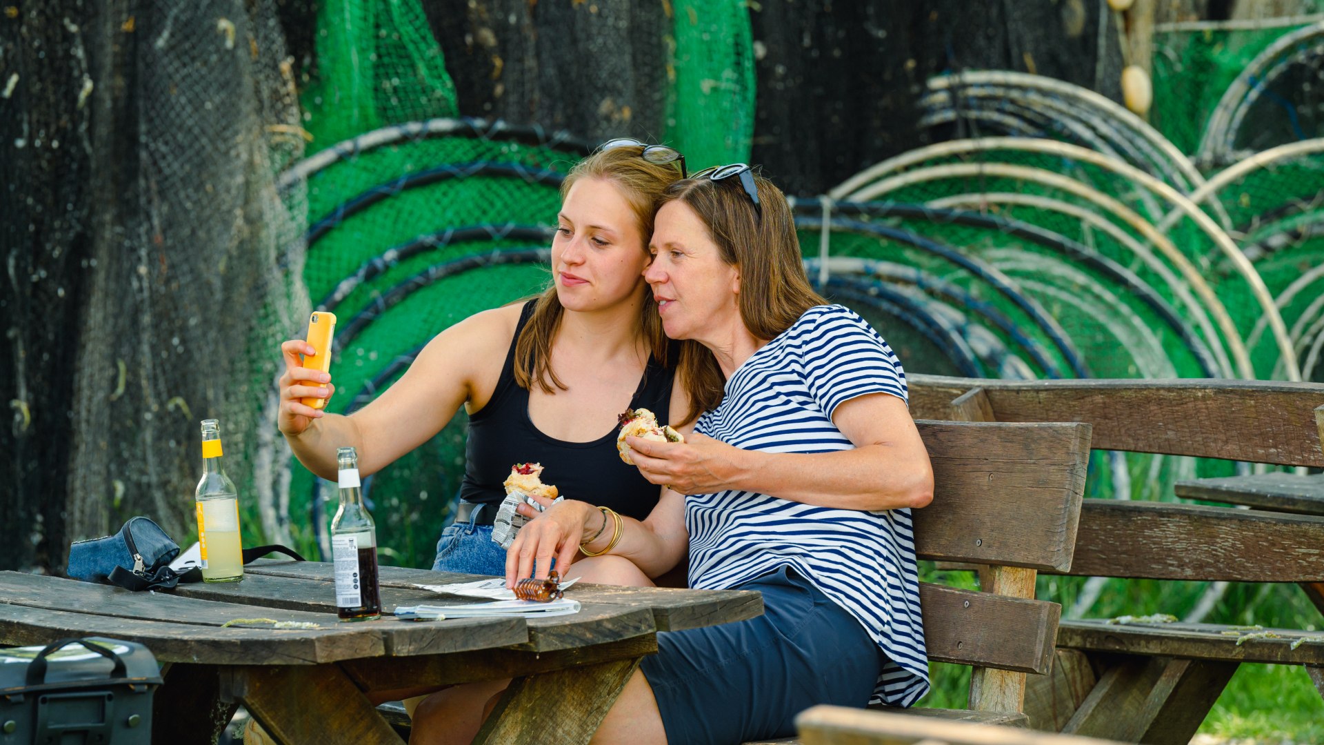 Mutter und Tochter machen Selfie mit Fischbrötchen in Damerow // Selfie mit Fischbrötchen am Fischerhof Damerow // © MV-T/Tiemann Mutter und Tochter machen Selfie mit Fischbrötchen in Damerow