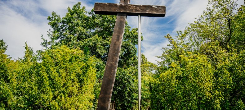 Gest&uuml;tztes Kreuz am Eingang zur Mahn- und Gedenkst&auml;tte F&uuml;nfeichen // &copy; Christian Thiele
