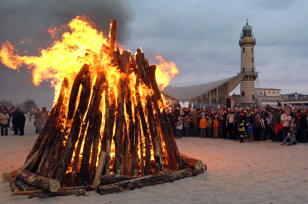 Osterfeuer am Strand, © Joachim Kloock Osterfeuer am Strand, © Joachim Kloock