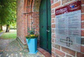 das Eingangsportal der Kirche // &copy; Frank Burger